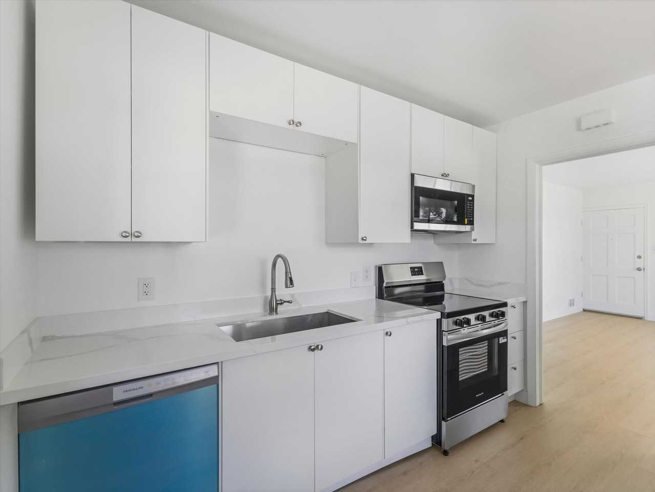 710 N Oakley St - Photo 5 of 11