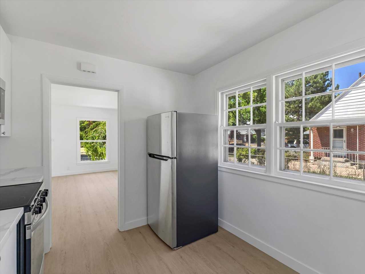 710 N Oakley St - Photo 6 of 11