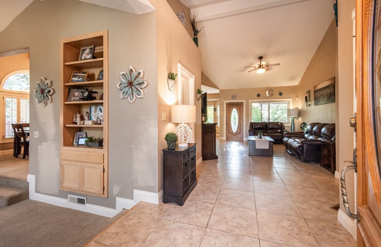 841 Oak Crest Cir - Photo 2 of 9