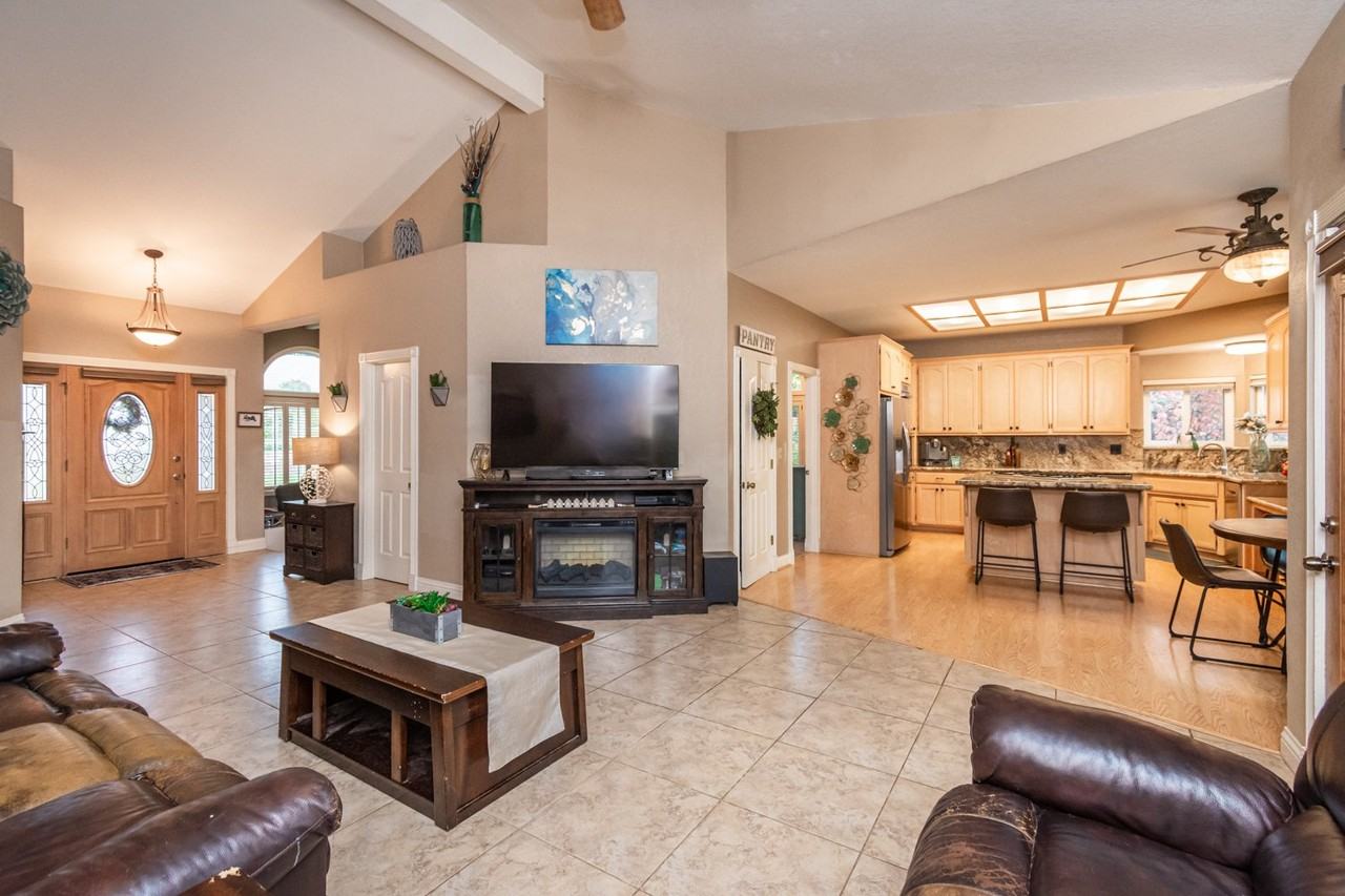 841 Oak Crest Cir - Photo 3 of 9