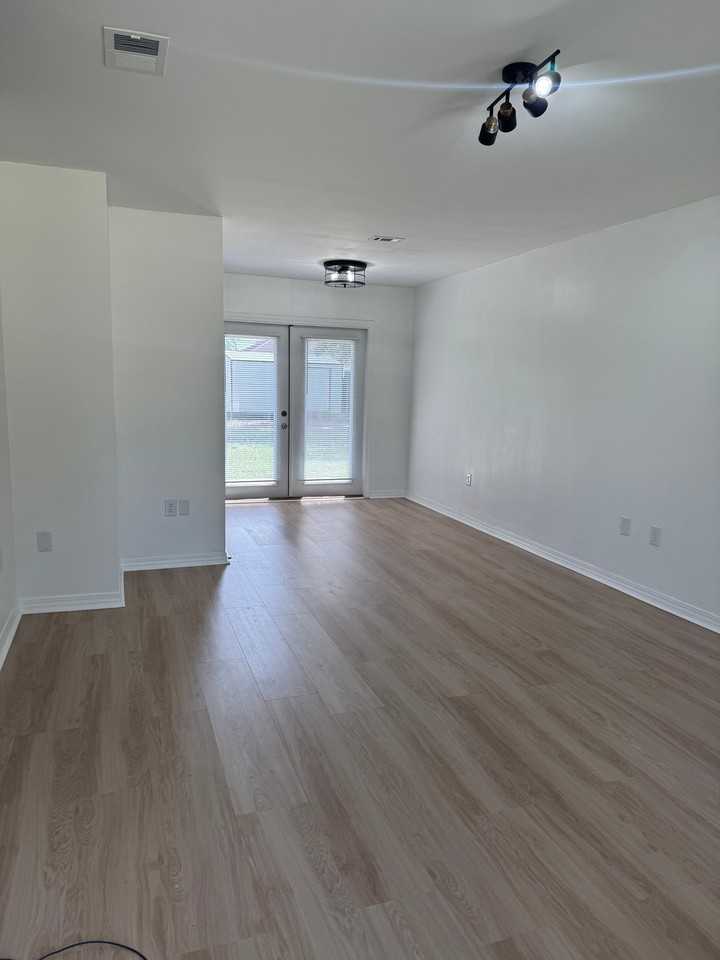 121 Walker Cir E - Photo 2 of 9