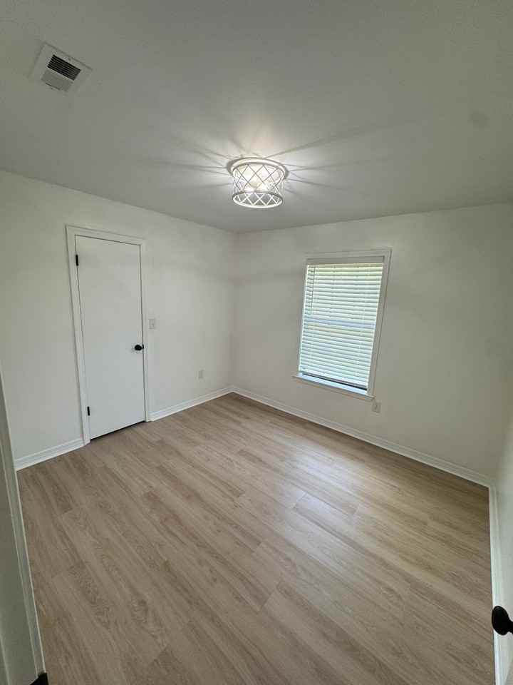 121 Walker Cir E - Photo 4 of 9