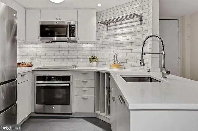 1438 Meridian Pl Nw #105 - Photo 4 of 13