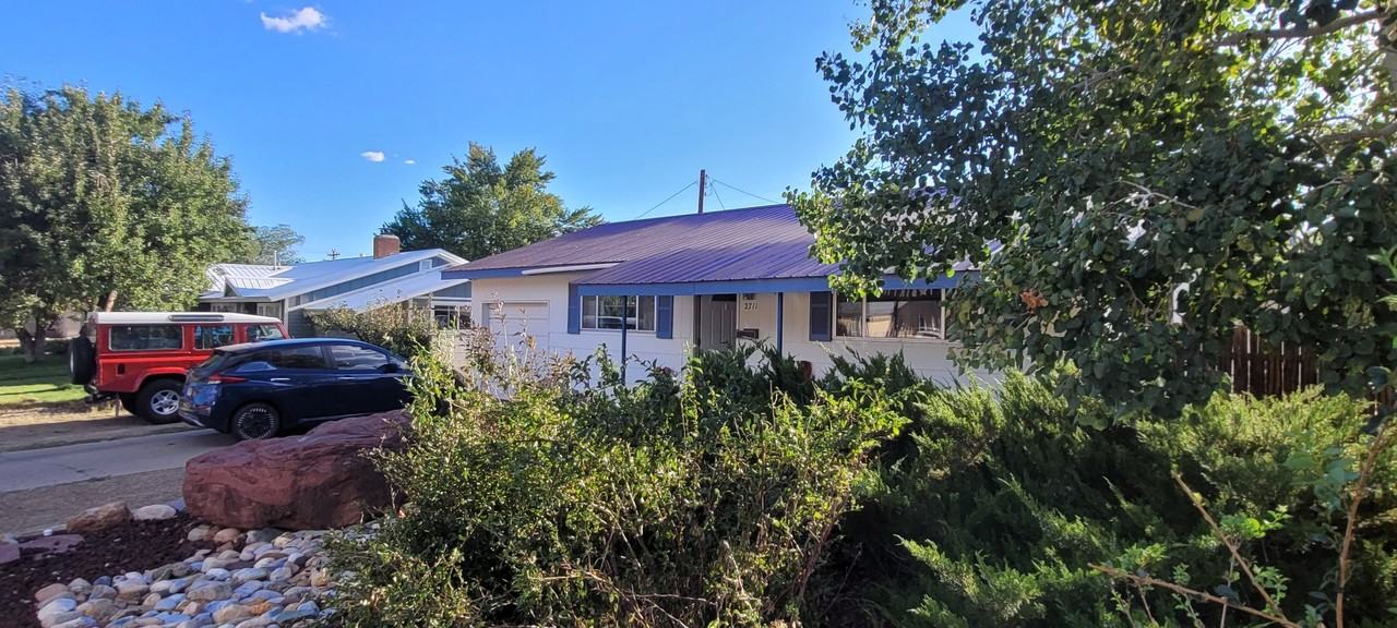 2711 Colorado Ave - Photo 2 of 11