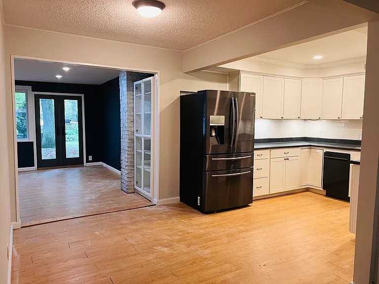 2100 Knollwood St - Photo 2 of 9