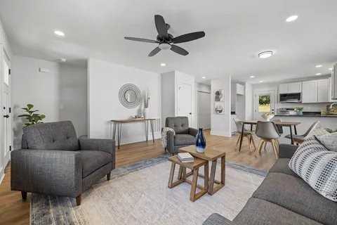 511 Heard St - Photo 4 of 18