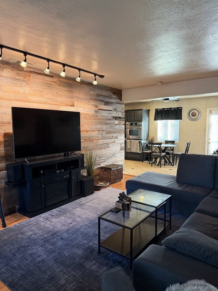 10838 Floral Dr - Photo 3 of 17