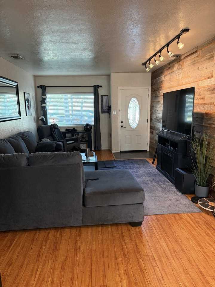 10838 Floral Dr - Photo 4 of 17
