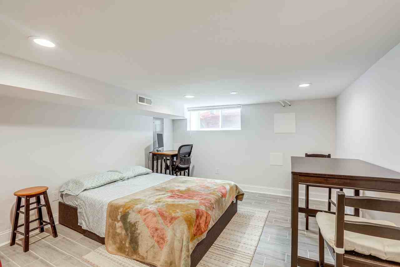 1322 S Mole St - Photo 4 of 20