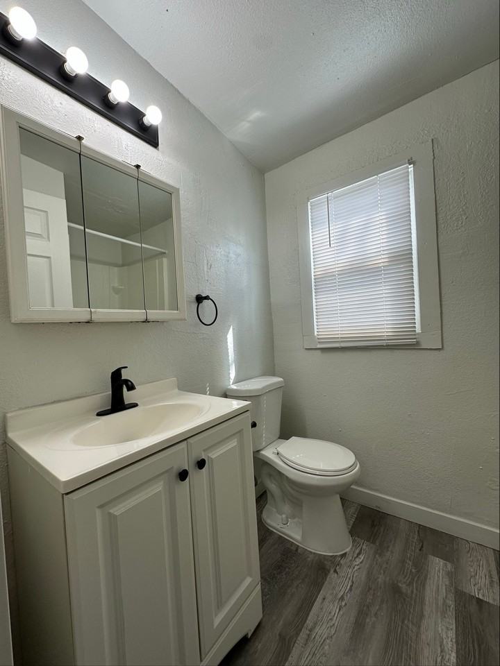 614 E St #5 - Photo 6 of 8