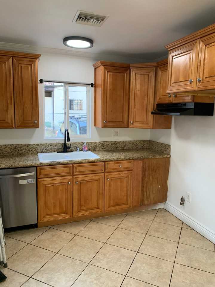 940 1/2 N Serrano Ave - Photo 7 of 10