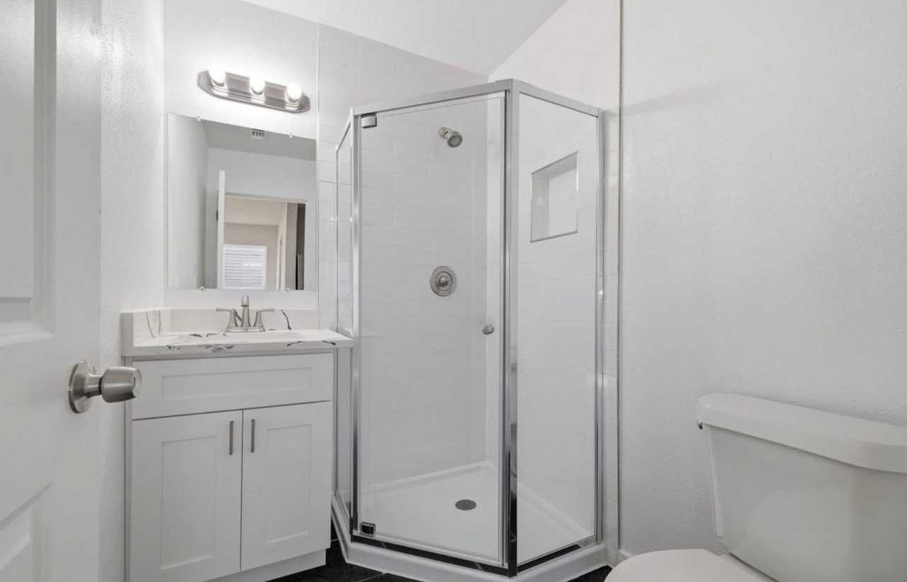 2042 Hicks Ave - Photo 4 of 13