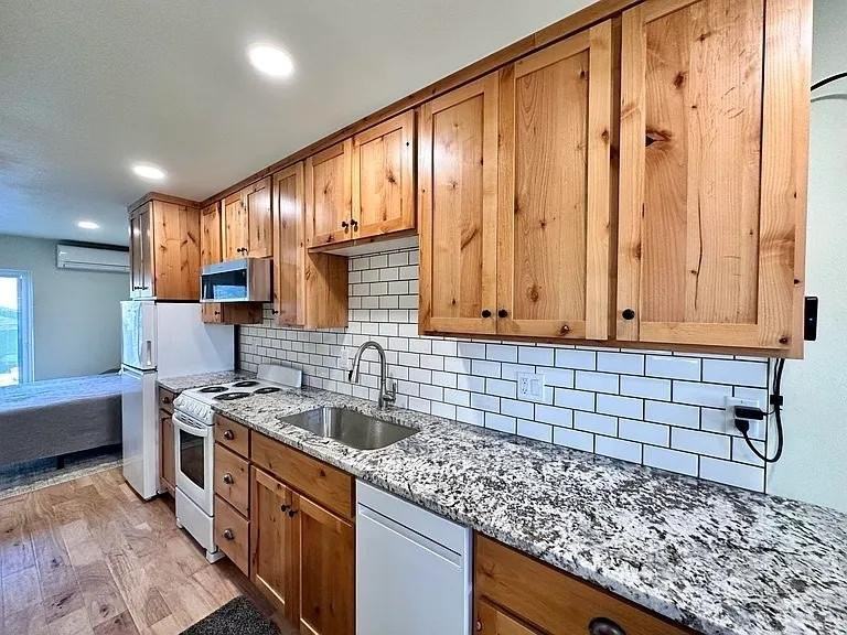 745 Ne Belknap St #ADU - Photo 7 of 11