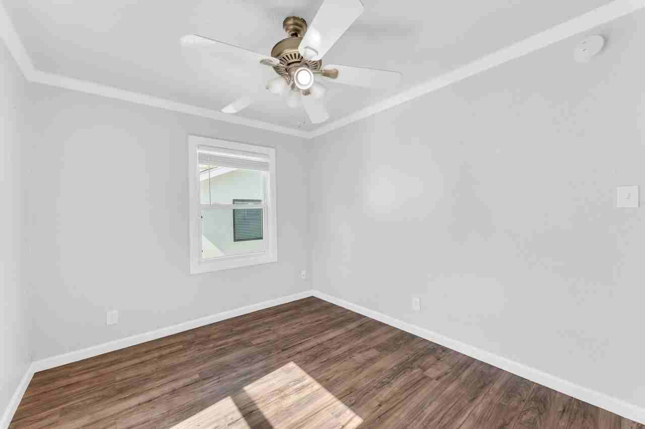 916 Poplar Ave - Photo 2 of 9