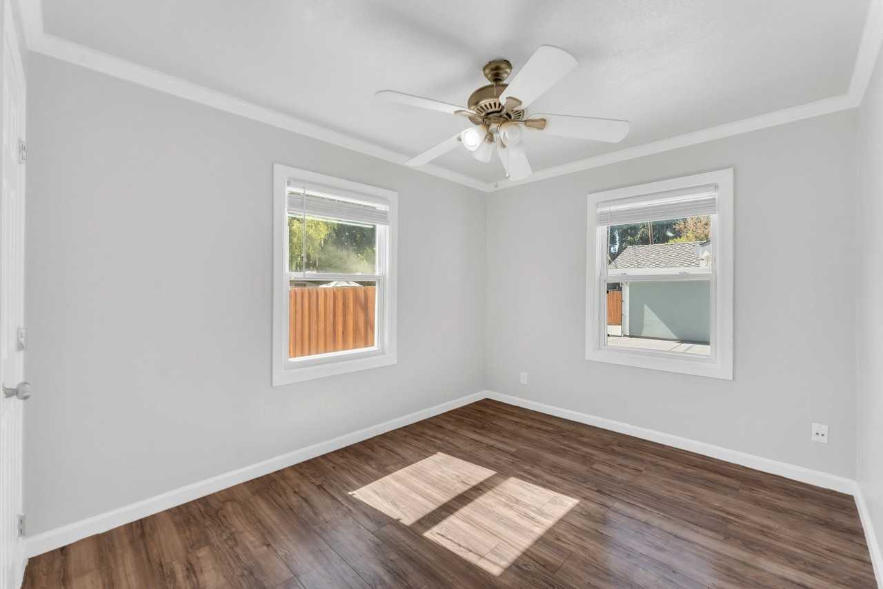 916 Poplar Ave - Photo 3 of 9