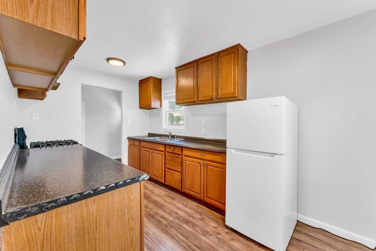 916 Poplar Ave - Photo 4 of 9