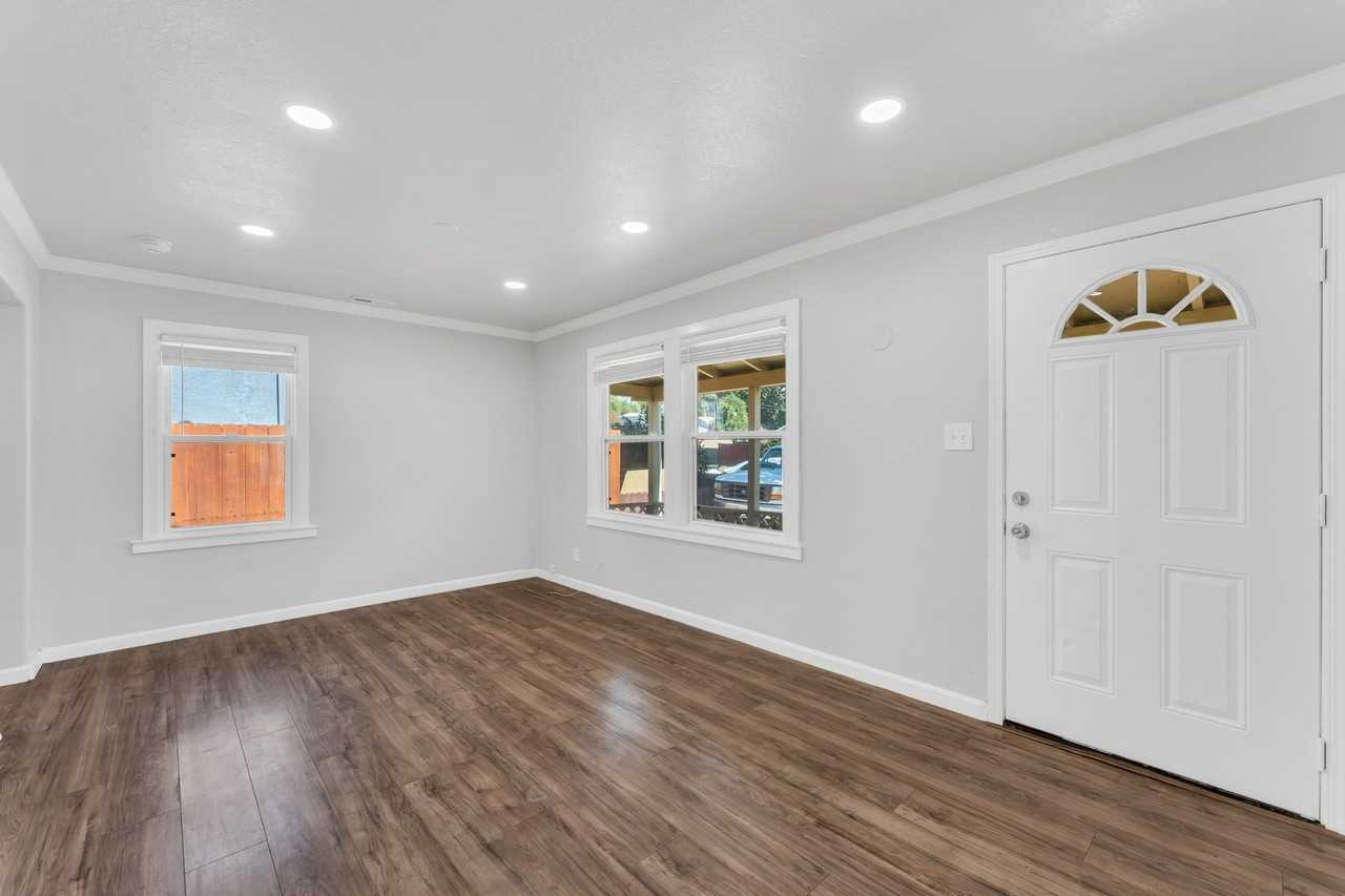 916 Poplar Ave - Photo 7 of 9