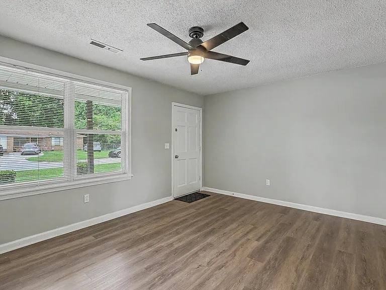 108 Bee St - Photo 6 of 17