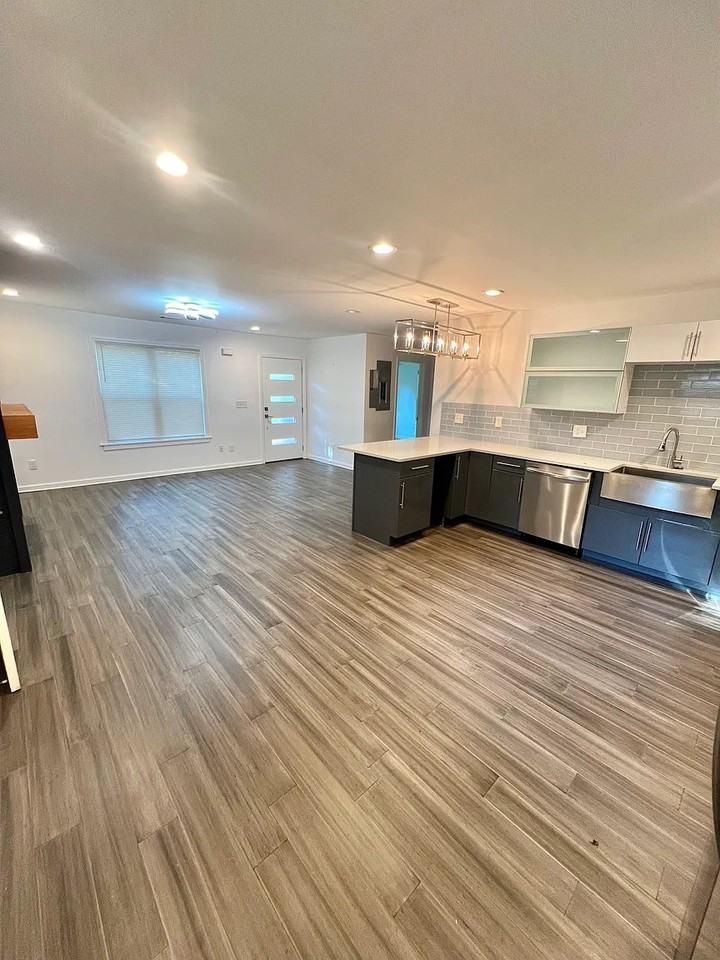 1131 Regent St Sw - Photo 2 of 10