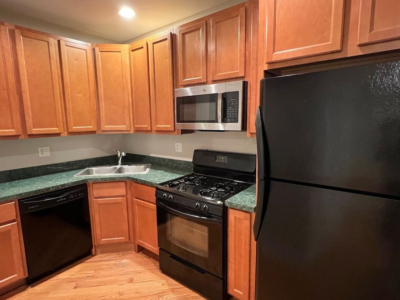 Well-Maintained West Rogers Park Apartments With Two Baths - Photo 2 of 26
