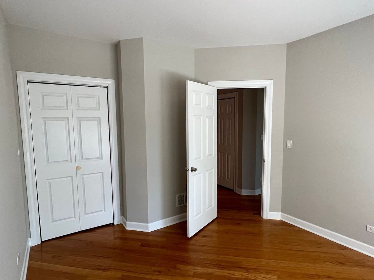 Well-Maintained West Rogers Park Apartments With Two Baths - Photo 3 of 26