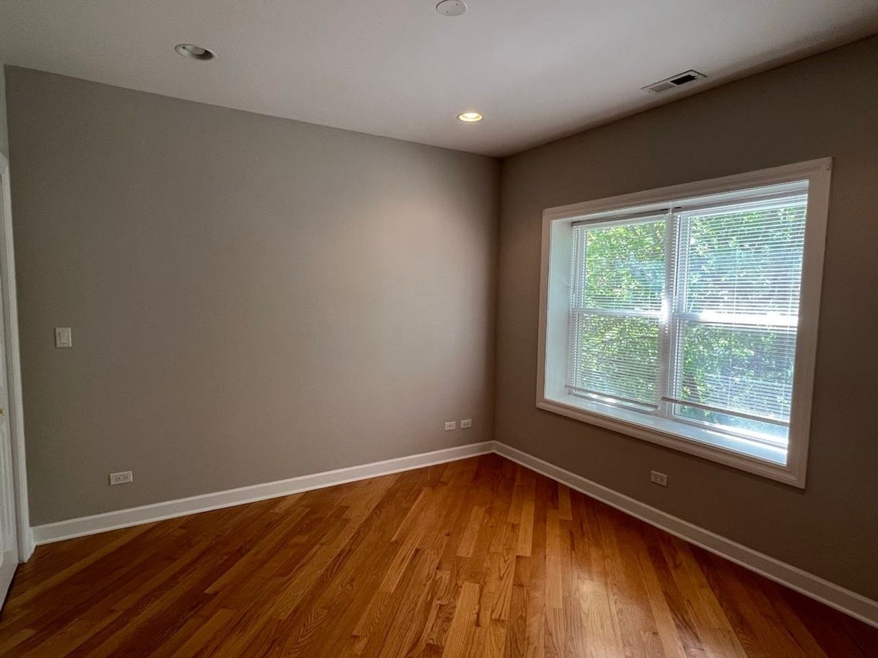 Well-Maintained West Rogers Park Apartments With Two Baths - Photo 6 of 26