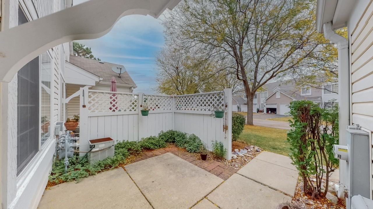 437 Thomas Jefferson Ct #437 - Photo 2 of 13