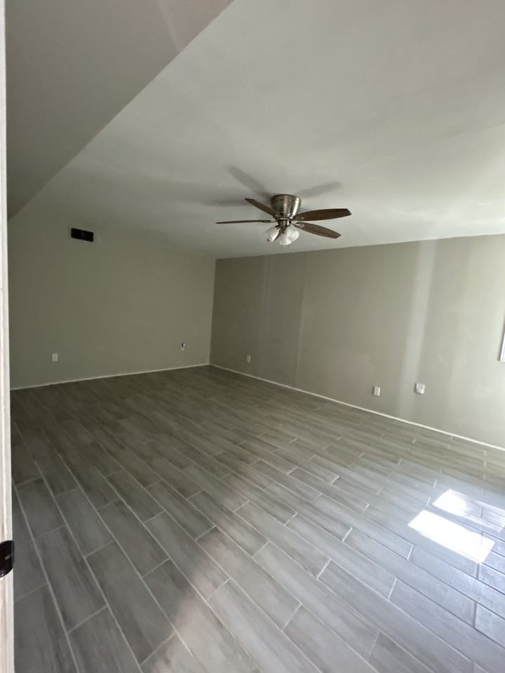 555 Glencove Dr #NA - Photo 2 of 15