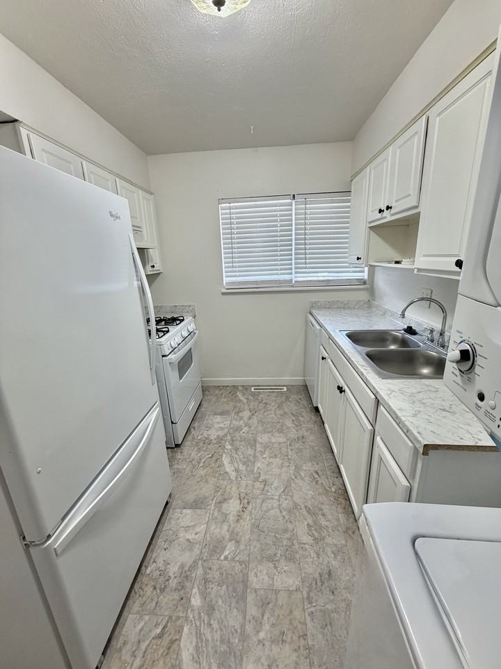 8019 Wolff St #D - Photo 6 of 15
