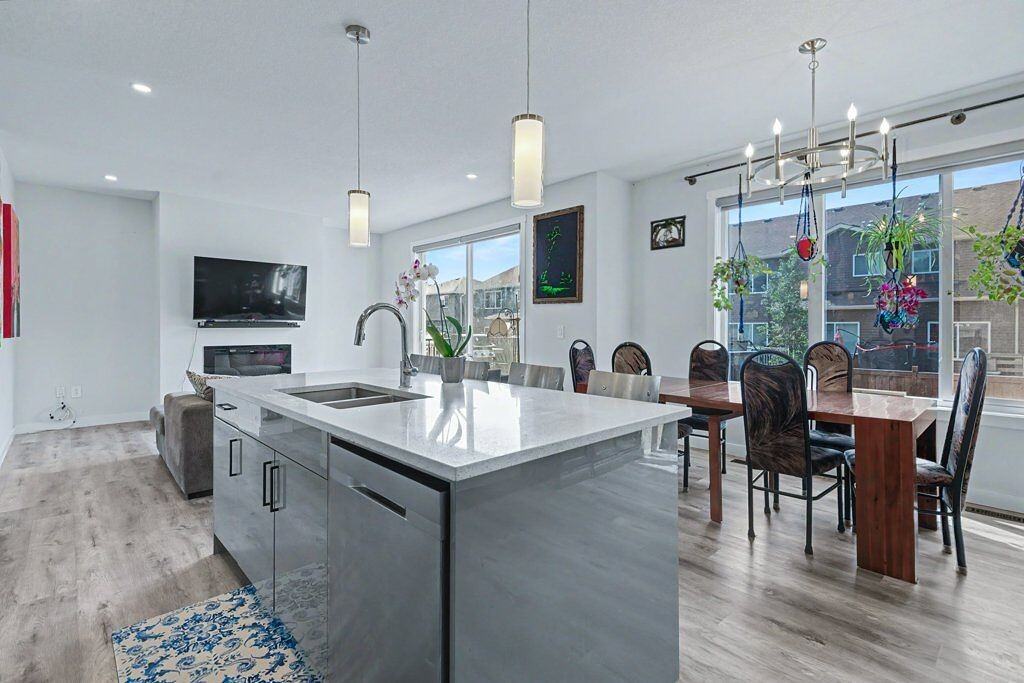 768 Edgefield Cres - Photo 2 of 36