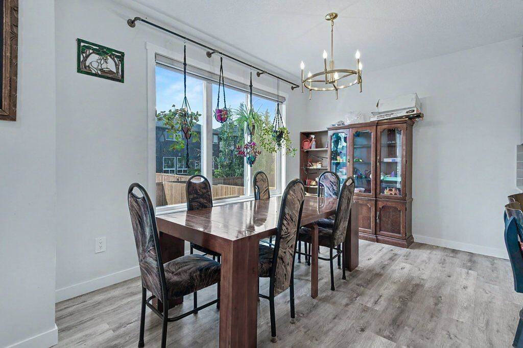 768 Edgefield Cres - Photo 3 of 36