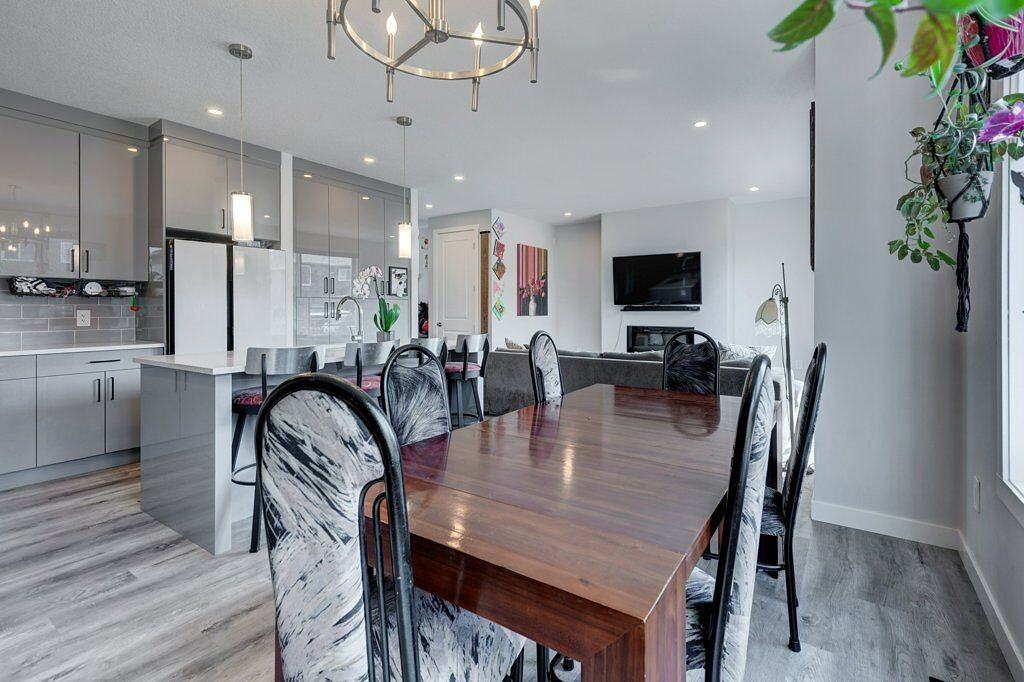 768 Edgefield Cres - Photo 4 of 36