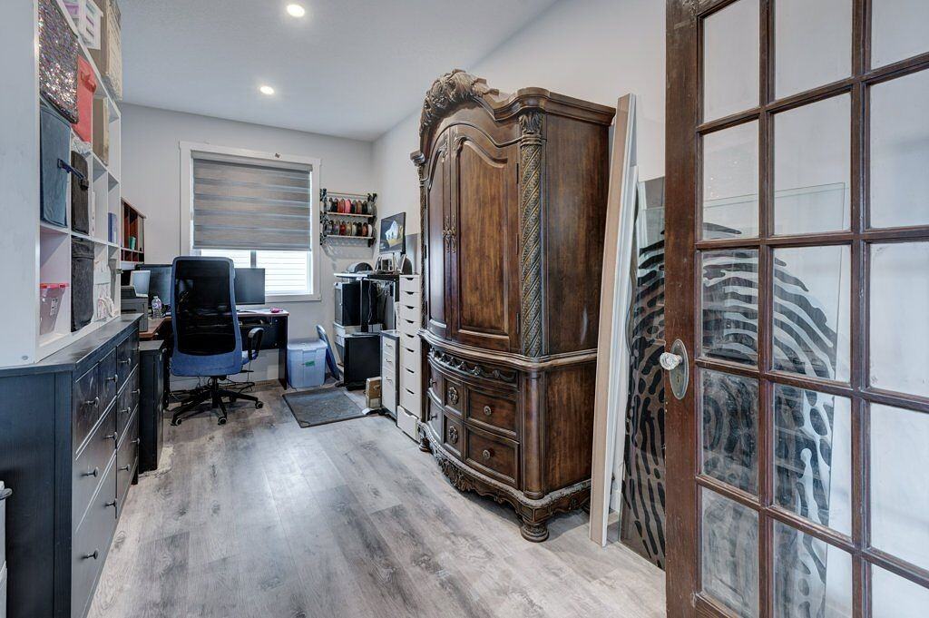768 Edgefield Cres - Photo 5 of 36