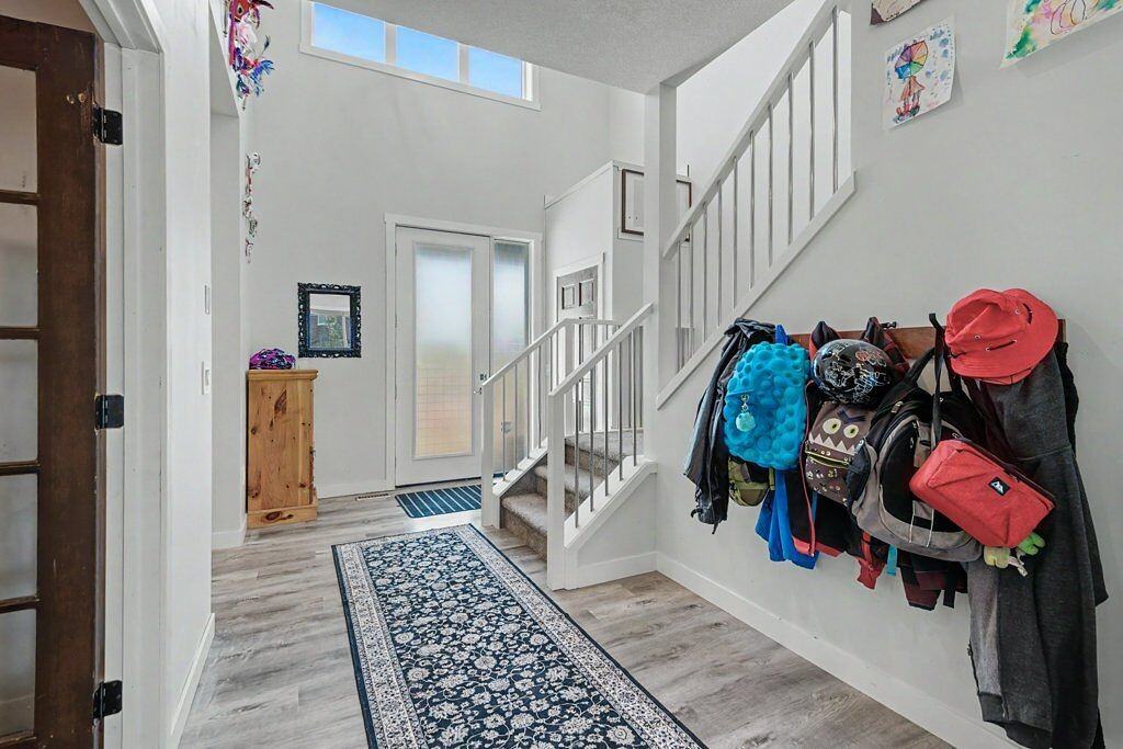 768 Edgefield Cres - Photo 7 of 36