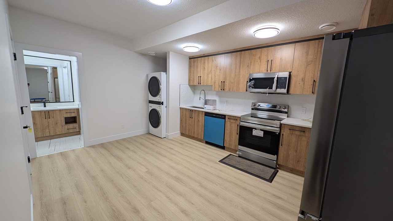 8017 112s Ave Nw - Photo 2 of 3