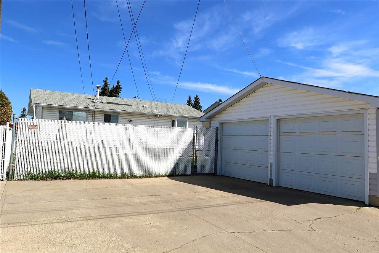 7931 130a Ave Nw - Photo 4 of 31