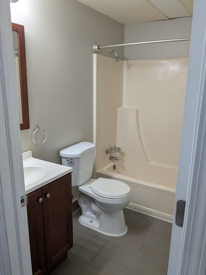 Colonial Apartments - Photo 4 of 9