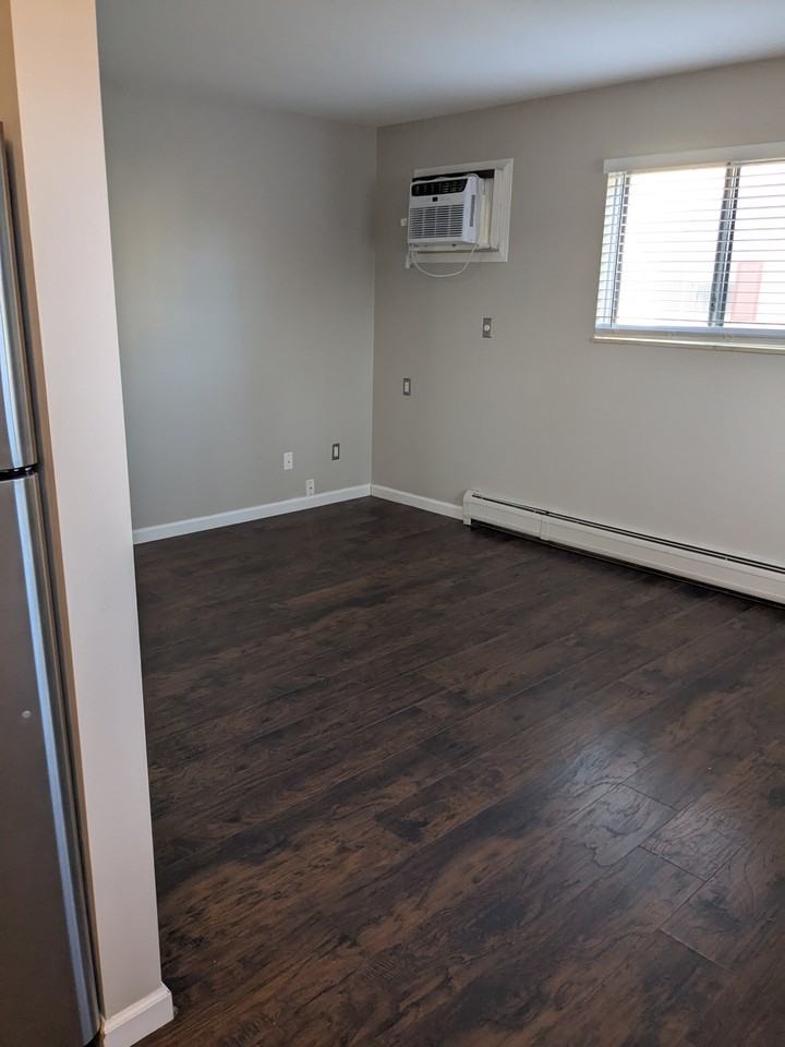 Colonial Apartments - Photo 5 of 9