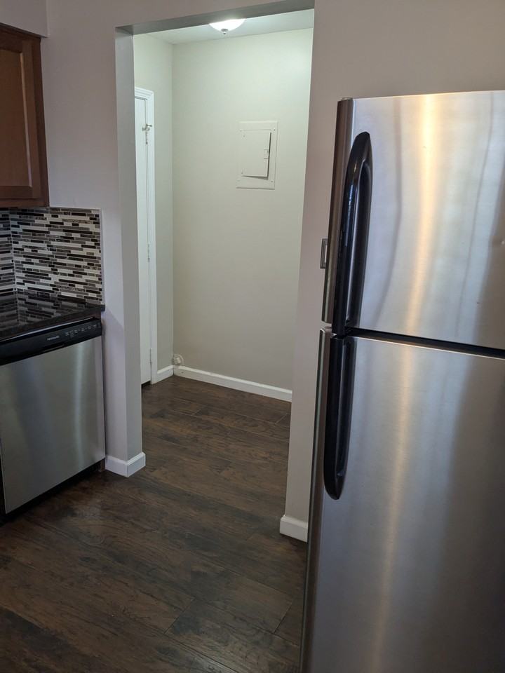 Colonial Apartments - Photo 3 of 9