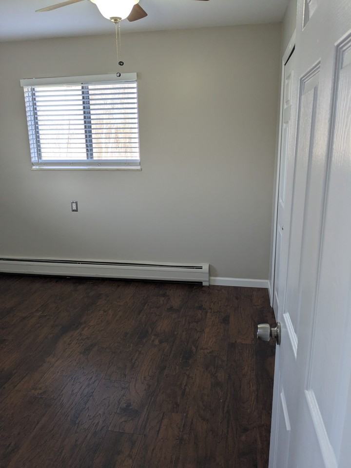 Colonial Apartments - Photo 6 of 9