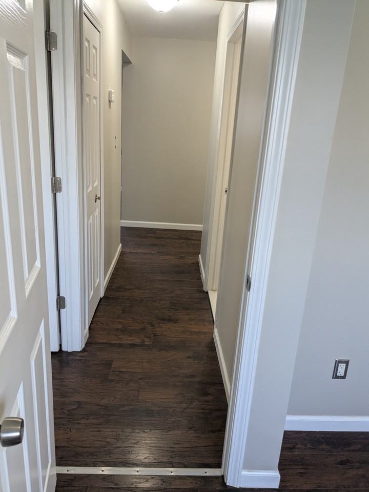 Colonial Apartments - Photo 7 of 9