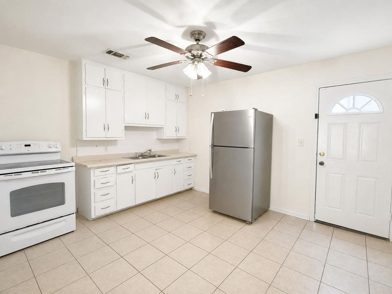 225 Saint Johns St - Photo 2 of 10