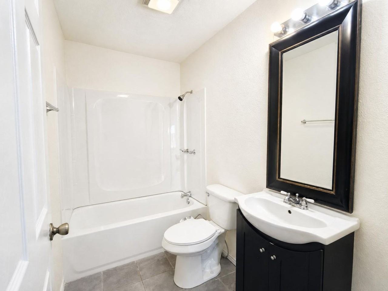225 Saint Johns St - Photo 5 of 10