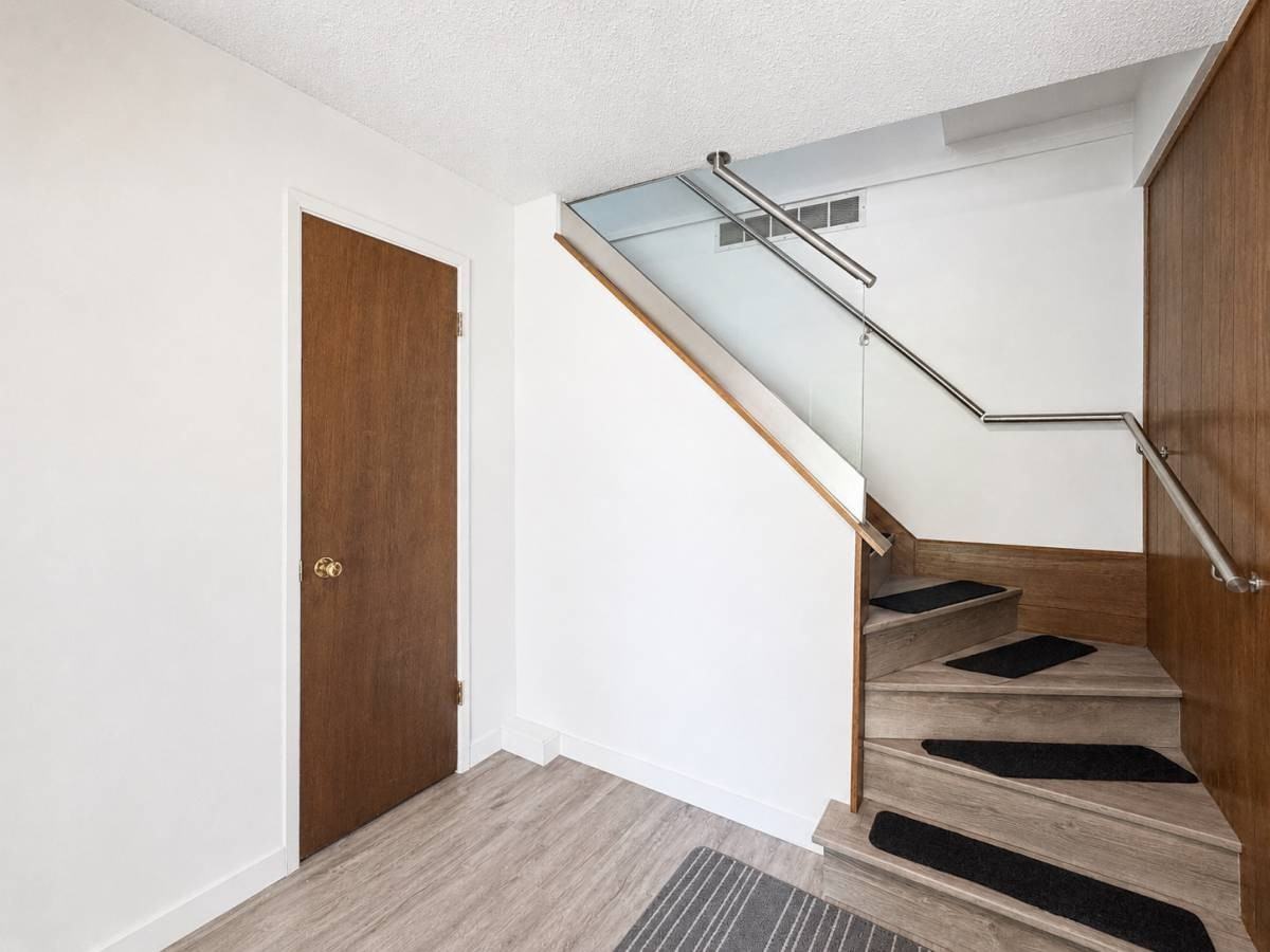 5470 44 Avenue - Photo 4 of 17