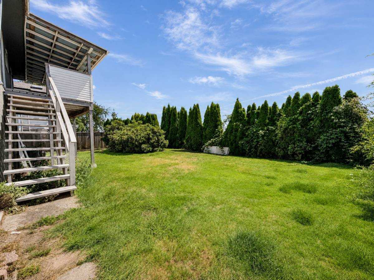 5470 44 Avenue - Photo 2 of 17