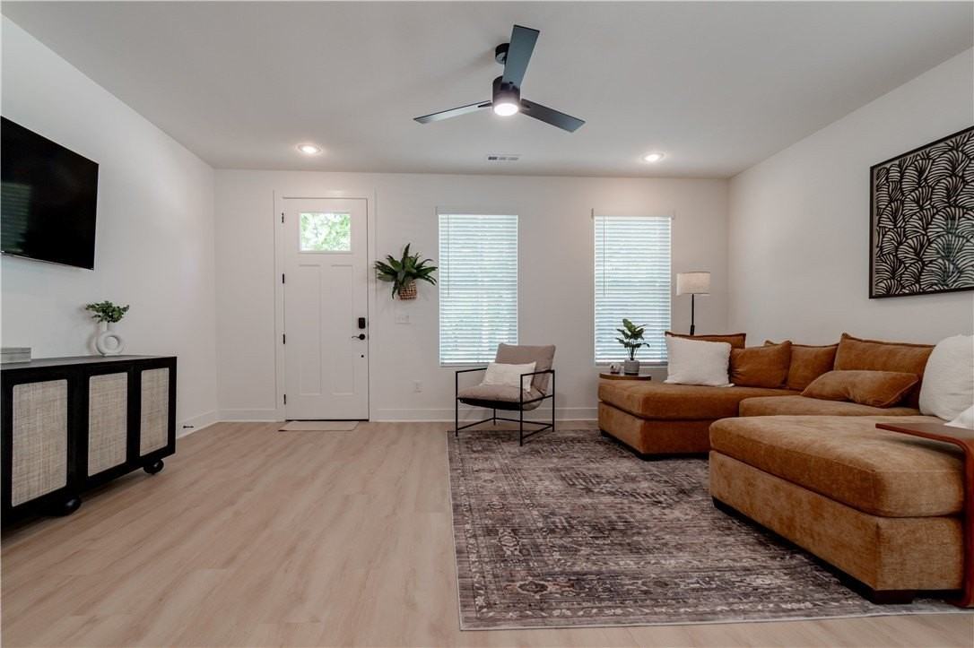 810 S Wood Ave - Photo 5 of 25
