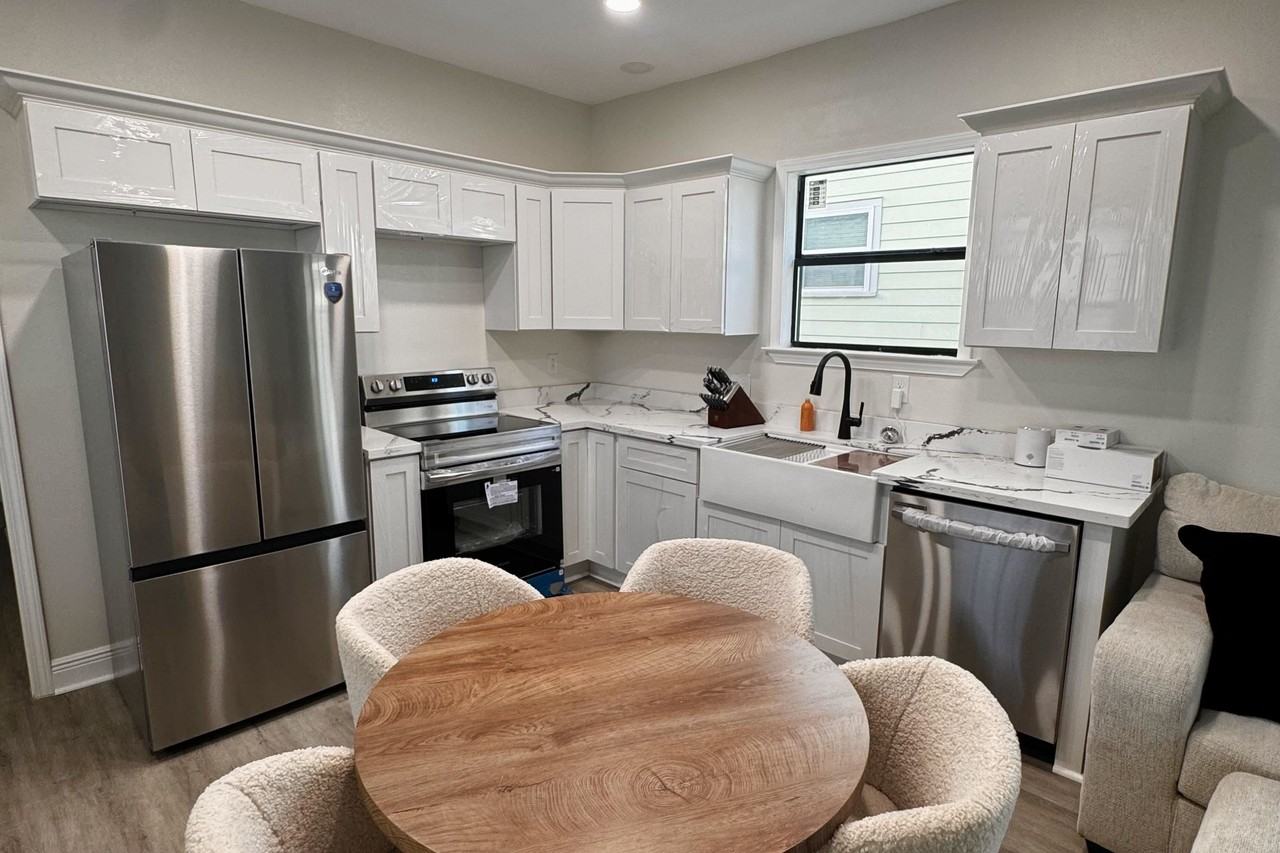2322 Allen St - Photo 3 of 15