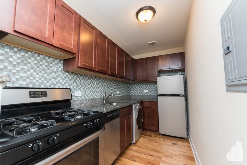 555 W Arlington Pl #308 - Photo 6 of 9