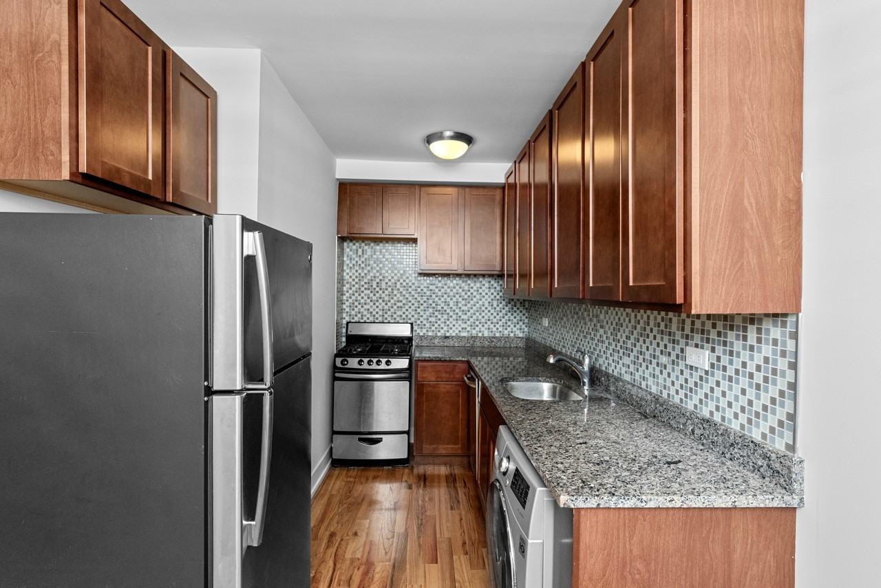 550 W Arlington Pl #410 - Photo 4 of 11