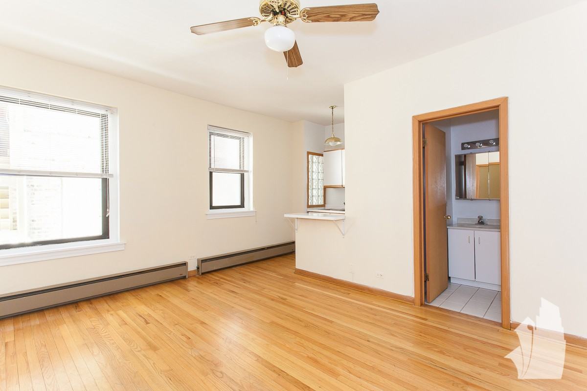 635 W Barry Ave #201 - Photo 3 of 11